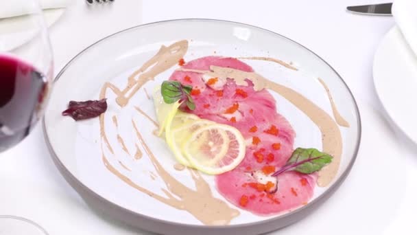 Salmone affumicato e ingredienti in piatto sulla tavola . — Video Stock