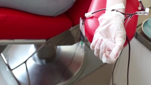 Primer plano de extracción de sangre en el laboratorio . — Vídeo de stock