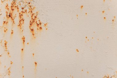 Çelik paspaslar kırmızı paslanmış. Demir yüzey paslanmış..