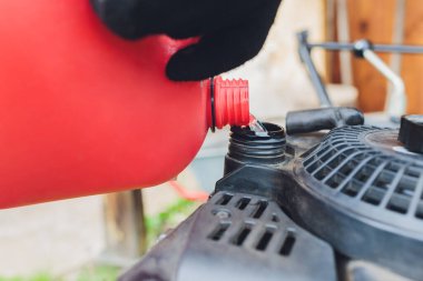 Küremeli bir traktör, toprakta iz bırakır. Benzin dolu..