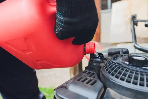 Trator de passeio atrás com arado faz sulco no solo. cheio de gasolina . — Fotografia de Stock