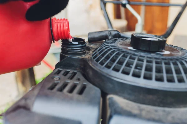 Caminar detrás del tractor con arado hace surco en el suelo. lleno de gasolina . — Foto de Stock