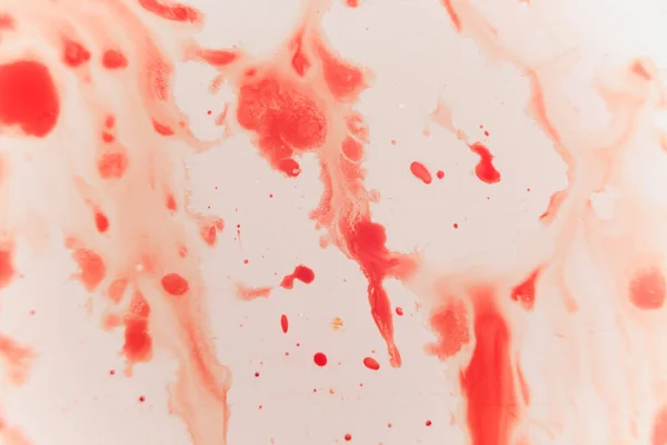 Splat sangue rosso fresco su porcellana bianca con granelli dall'impatto. Copia spazio per concetti e idee a tema horror. macro — Foto Stock