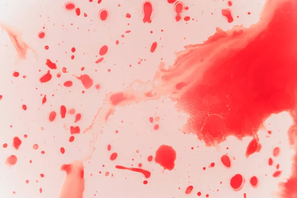 Ferskt, rødt blod spruter på hvit porselen med flekker fra sammenstøtet. Kopier plass for skrekkorienterte konsepter og ideer. makro – stockfoto