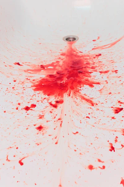 Semente de sangue vermelho fresco em porcelana branca com manchas do impacto. Espaço de cópia para conceitos temáticos de horror e ideias . — Fotografia de Stock