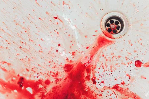 Semente de sangue vermelho fresco em porcelana branca com manchas do impacto. Espaço de cópia para conceitos temáticos de horror e ideias . — Fotografia de Stock