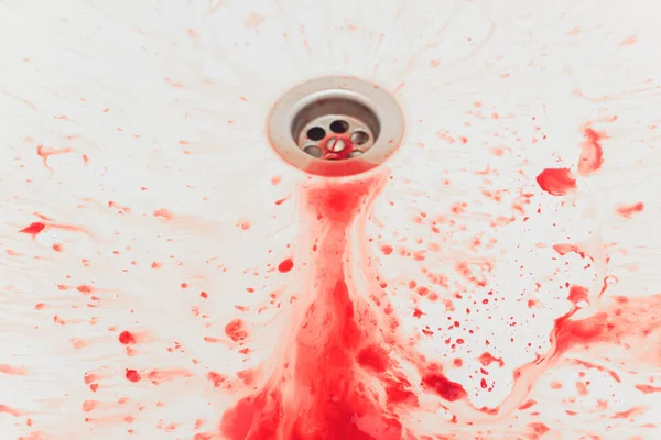 Čerstvě červená krev stříkance na bílém porcelánu s tečkami z nárazu. Kopírovat prostor pro horor tematické koncepty a nápady. — Stock fotografie