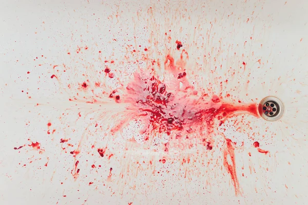 Splat sangue rosso fresco su porcellana bianca con granelli dall'impatto. Copia spazio per concetti e idee a tema horror . — Foto Stock