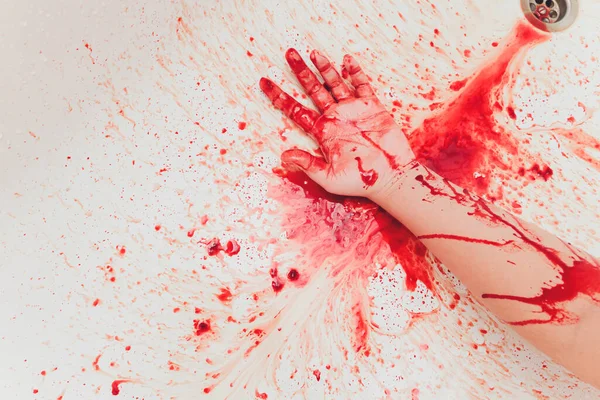 Sangrienta mano de mujer deprimida en la ducha . — Foto de Stock