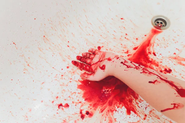 Krvavá ruka deprimované ženy ve sprše. — Stock fotografie