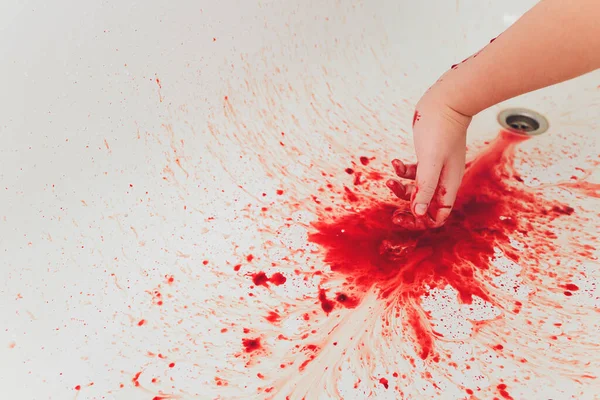 Krwawa ręka przygnębionej kobiety pod prysznicem. — Zdjęcie stockowe