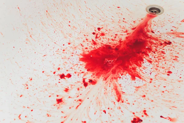 Vers rood bloed spat op wit porselein met vlekken van de impact. Kopieer ruimte voor horror thema concepten en ideeën. — Stockfoto