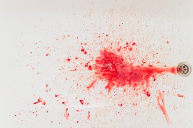 Çarpmanın etkisiyle beyaz porselenin üzerine taze kırmızı kan sıçramış. Korku temalı kavramlar ve fikirler için alanı kopyala.