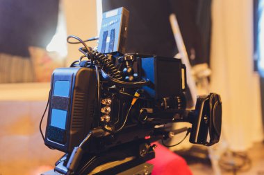 Video operatörü kamerada çekim yapıyor. Kablosuz ağdan yayın yapan bir video kamera. Video yapımı. Kulaklıklı kameraman. Video akışı.