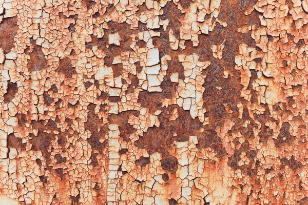 Ocelové podložky na chodníku rozstřikovaly rudé rtění.Železná povrchová rez. — Stock fotografie