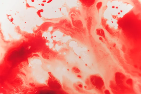 Čerstvě červená krev stříkance na bílém porcelánu s tečkami z nárazu. Kopírovat prostor pro horor tematické koncepty a nápady. makro — Stock fotografie