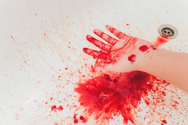 Blutige Hand einer depressiven Frau in der Dusche. — Stockfoto