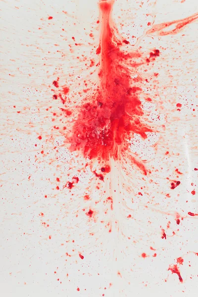 Čerstvě červená krev stříkance na bílém porcelánu s tečkami z nárazu. Kopírovat prostor pro horor tematické koncepty a nápady. — Stock fotografie
