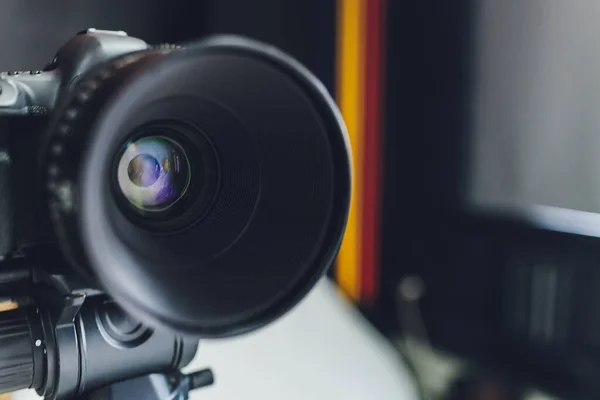 Vista de close-up na lente da câmera fotográfica preta . — Fotografia de Stock