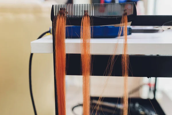 Κομμωτήριο, σπα ομορφιάς. Διαδικασία επέκτασης των μαλλιών. — Φωτογραφία Αρχείου