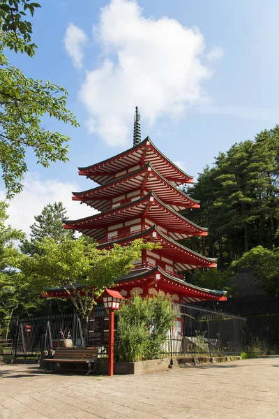 靖国神社或寺庙红色宝塔在夏天的时间。日本吉田的标志性建筑 — 图库照片