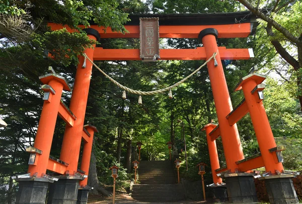 Tori bramy sanktuarium lub temple pagoda czerwony w Fujiyoshida, Japonia — Zdjęcie stockowe