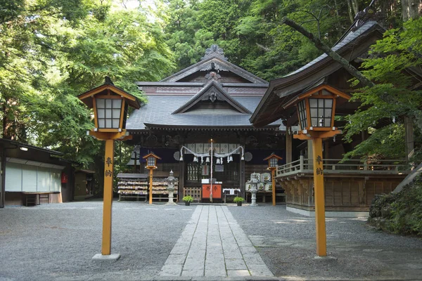 Santuario o tempio pagoda rossa in estate. punto di riferimento a Fujiyosh — Foto Stock