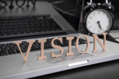 ahşap alfabe vizyon bilgisayarda. kavram iş stratejisi.