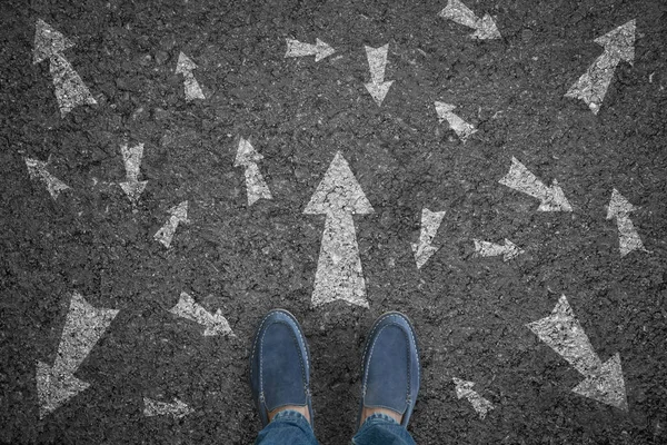 birçok yön ok seçenekleri ile yol üzerinde duran adam veya f taşıma