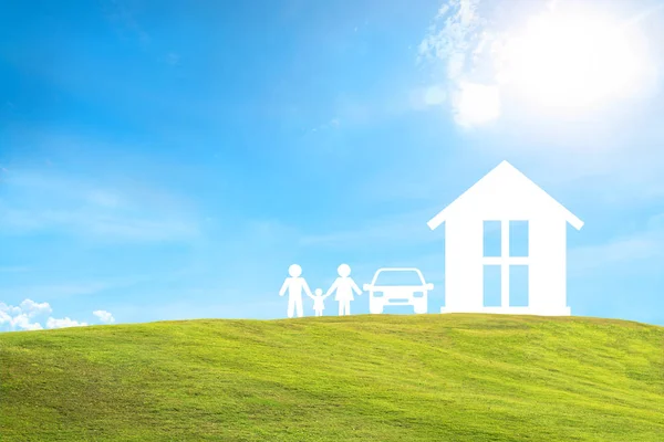 Auto Familie zu Hause auf grünem Gras und blauem Himmel. Konzeptsicherung — Stockfoto