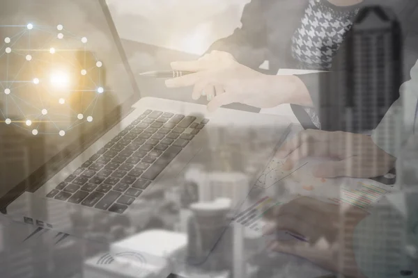 Trabajo en equipo de doble exposición lluvia de ideas con innovación — Foto de Stock