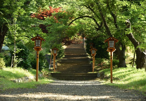 Camino de la Naturaleza en la pagoda roja, Fujiyoshida Japón . — Foto de Stock