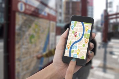 akıllı telefon ile harita gps navigasyon uygulaması tutan el. 