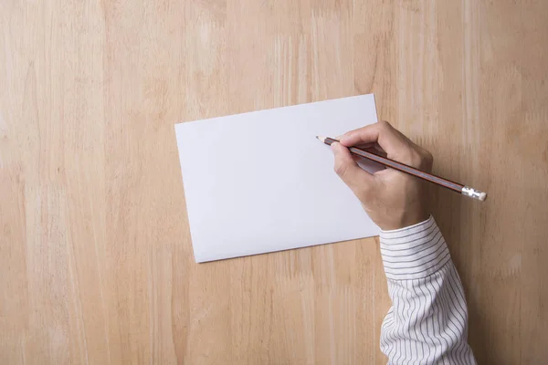 Papier de note d'écriture de main d'affaires sur le bureau de table en bois . — Photo