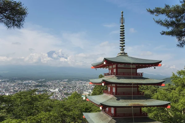 与红色宝塔在夏天的时候，吉田，日本富士山 — 图库照片