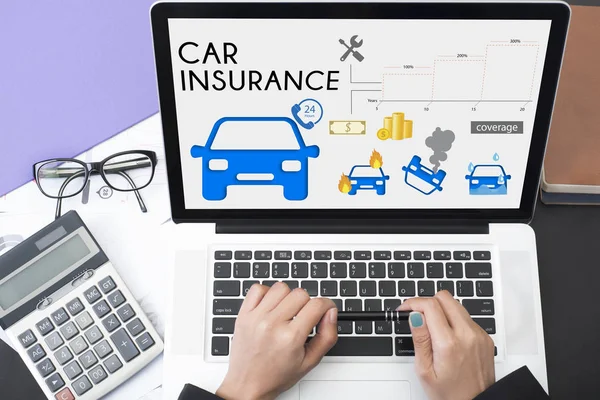 Mano de negocios utilizando el ordenador con la página de póliza de seguro de coche . — Foto de Stock