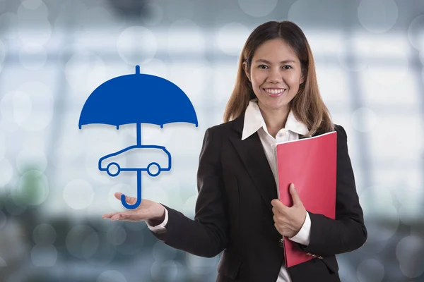 Verkäufer Agent Hand hält Regenschirm Schutz Auto. — Stockfoto