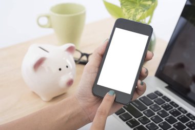 İş el izole beyaz ekran ile akıllı telefon tutarak 