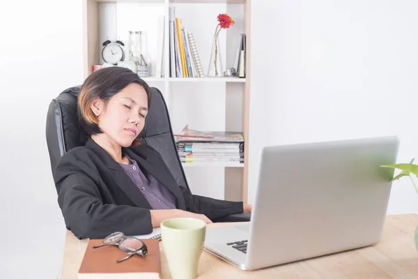 Ασιατικές επιχειρηματίας που κάθεται στον πίνακα υπολογιστή στο γραφείο — Φωτογραφία Αρχείου