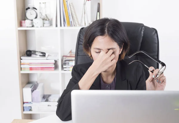 Азиатская предпринимательница, сидящая за столом компьютера в офисе — стоковое фото