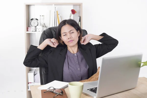 Asiático mujer de negocios sentado a la mesa ordenador en oficina con — Foto de Stock