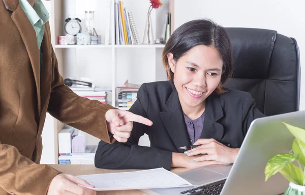 Mensen uit het bedrijfsleven bespreken concept Vergader- en opleiding praten — Stockfoto