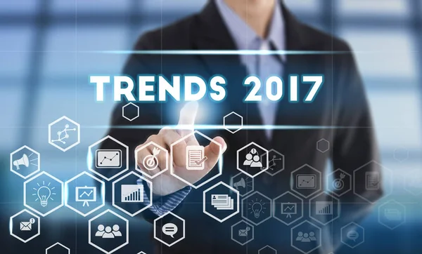 Empresario mano presionando las tendencias de botón 2017. firmar en virtual — Foto de Stock