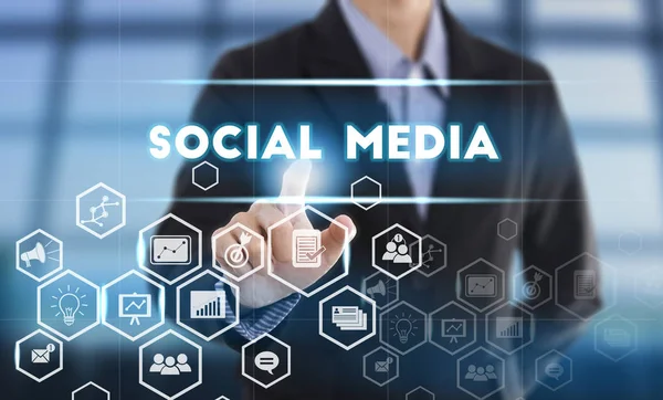 İşadamı el düğmesi sosyal medya basarak. sanal oturum