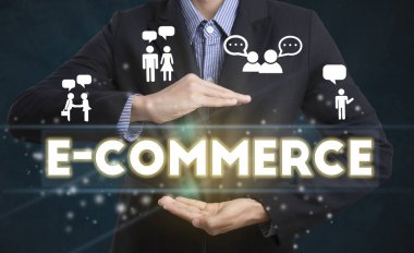 İşadamı el arayüzü ekran E-ticaret açıklamalarıyla seçer.