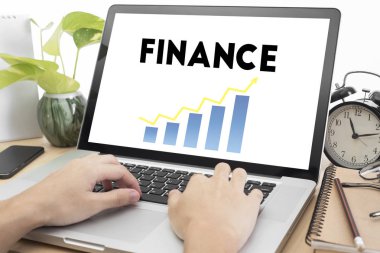 el üstünde klavye ve Finans ana bilgisayarda yazarak 