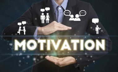 İşadamı el arayüzü ekran motivasyon açıklamalarıyla seçer.