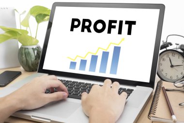 el üstünde klavye ve kar ana bilgisayarda yazarak 