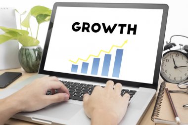 el üstünde klavye ve büyüme ana bilgisayarda yazarak