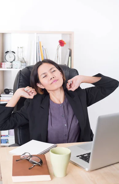 Tablo bilgisayar ofiste oturan Asya iş kadını — Stok fotoğraf